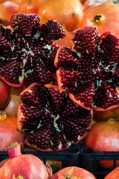 Frutti pelati di melograno rosso e bacche sul mercato . — Foto Stock