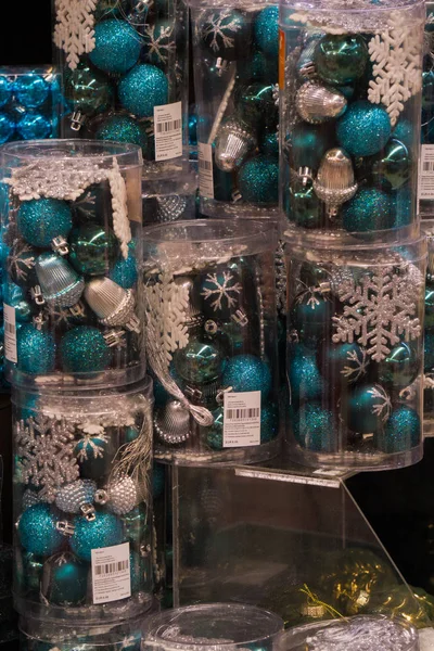 Πολύχρωμες μπάλες Χριστουγέννων σε διαφανή κουτιά στο κατάστημα. — Φωτογραφία Αρχείου