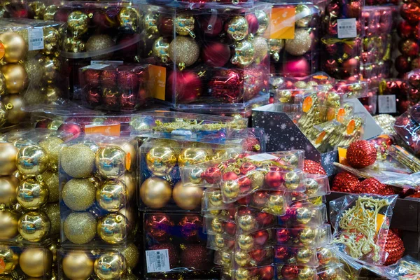 Bolas de Navidad multicolores en cajas transparentes en la tienda . — Foto de Stock