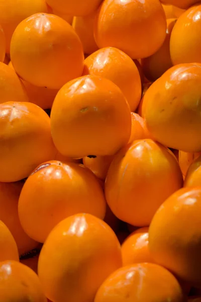 Fresh orange organic ripe persimmons at the market. — Stock Photo, Image