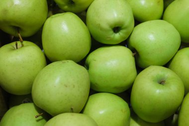 Pancar, olgun, yeşil elmalar bir kutuda.