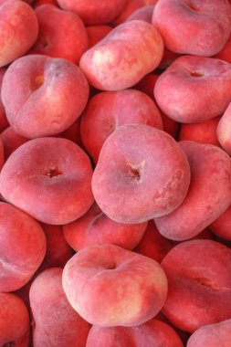 Taze, olgun, sulu şeftaliler bir kutuda.