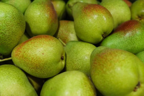 Verse rijpe meerkleurige peren in een doos. — Stockfoto