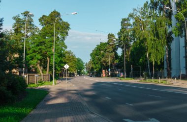 Güneşli bir günde Jurmala 'daki demiryollarından viyadük manzarası. Latvija 2017.