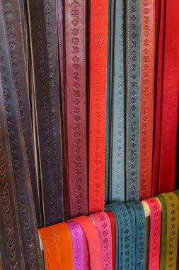 Çok renkli deri kemerler, el yapımı. Letonya, Koknese Temmuz 2017.