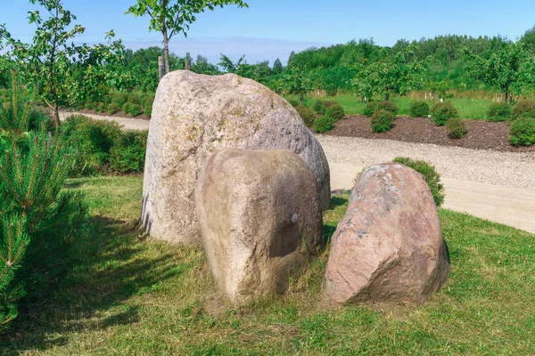 Krajina z kamenů v Koknese v parku Garden of Destinies v Lotyšsku. — Stock fotografie