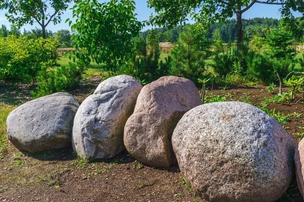 Paisaje de piedras en Koknese en el parque Jardín de los Destinos en Letonia . —  Fotos de Stock