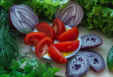 Salatalıklı, kırmızı domatesli ve soğanlı güzel yeşil yeşiller..