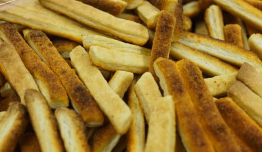 Taze, doğranmış, çubuk şeklinde kurabiyeler..