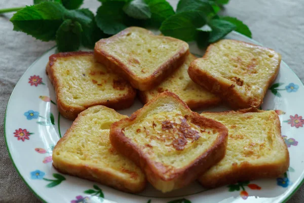 Torrada com pão torrado, frito ao pequeno-almoço . — Fotografia de Stock