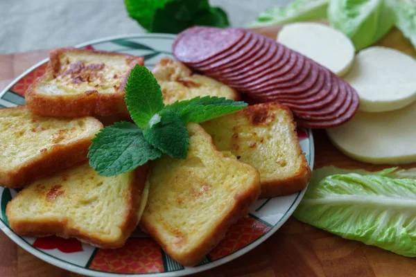 Pão torrado junto com queijo e sal cozidos para o café da manhã . — Fotografia de Stock