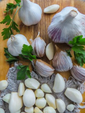 Salata için sarımsak ve soğan..