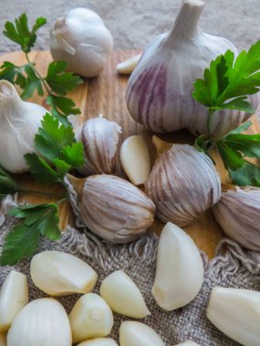 Salata için sarımsak ve soğan..