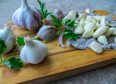 Salata için sarımsak ve soğan..