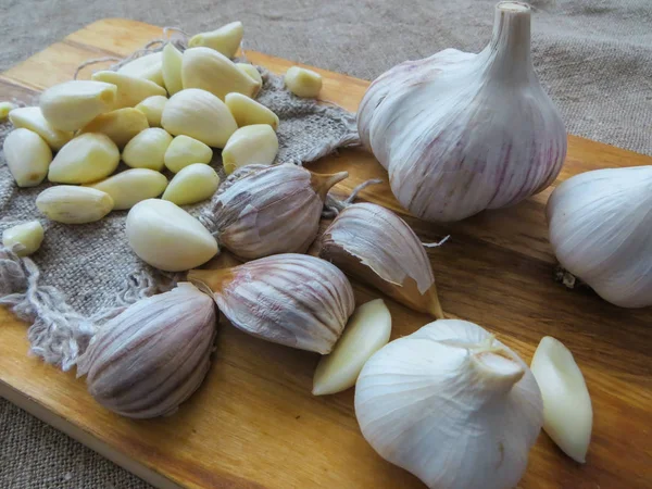 Cebulki czosnku i czosnku przygotowane do sałatki. — Zdjęcie stockowe