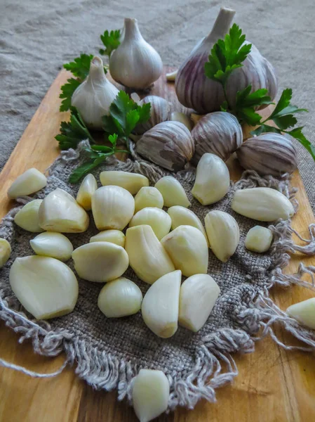 Garlic and garlic bulbs prepared for salad. — ストック写真