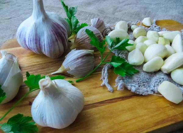 Ajo y bulbos de ajo preparados para ensalada . —  Fotos de Stock