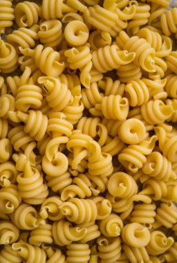 Sert buğday çeşitlerinden makarnalar masaya saçılmış..