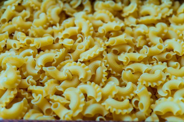 Pastas de variedades de trigo duro, esparcidas sobre la mesa . —  Fotos de Stock