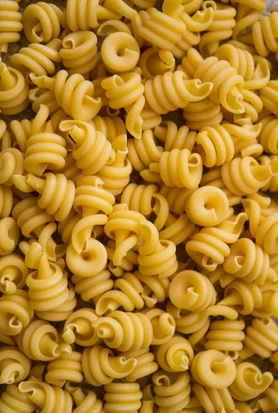 Pastas de variedades de trigo duro, esparcidas sobre la mesa . —  Fotos de Stock