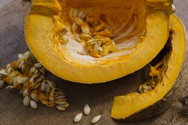 Kesilmiş balkabağı parçaları ve kabak çekirdekleri..