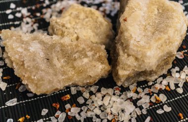 Tıbbi işlemler için Ölü Deniz 'den büyük bir parça terapötik tuz..