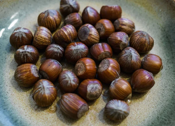 Différentes noix éparpillées sur la table . — Photo