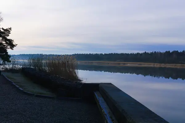 Vroege ochtend aan de rivier de Lielupe, in Jurmala. — Stockfoto