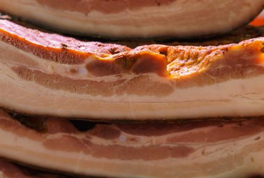 Büyük tuzlu yağ parçaları, geleneksel bir şekilde pişirilmiş..