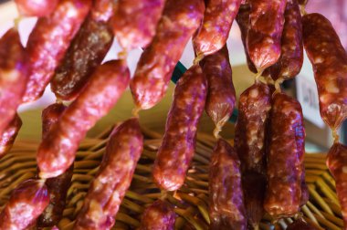 Lezzetli salamlı yemek tabağı, dilimlenmiş jambon, sosis, geleneksel bir şekilde pişirilmiş..