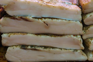 Büyük tuzlu yağ parçaları, geleneksel bir şekilde pişirilmiş..