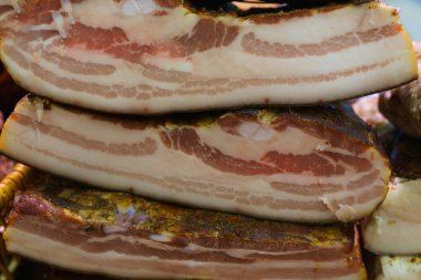 Büyük tuzlu yağ parçaları, geleneksel bir şekilde pişirilmiş..