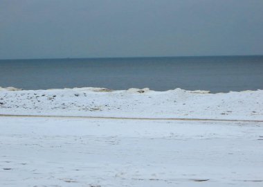 Karlı sahil, Riga körfezi, Baltık denizi.