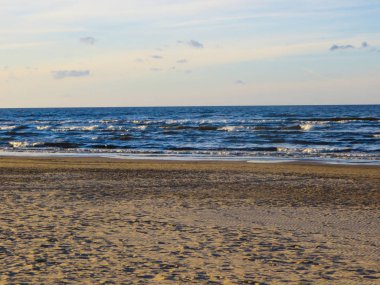 Batan güneşin ışınlarında Riga körfezi.