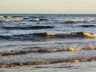 Batan güneşin ışınlarında Riga körfezi.