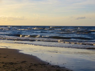 Batan güneşin ışınlarında Riga körfezi.