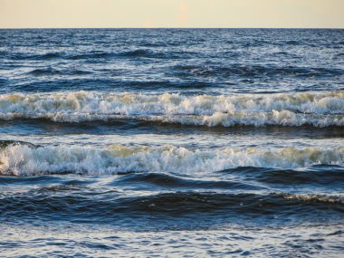 Batan güneşin ışınlarında Riga körfezi.
