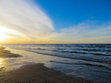 Batan güneşin ışınlarında Riga körfezi.
