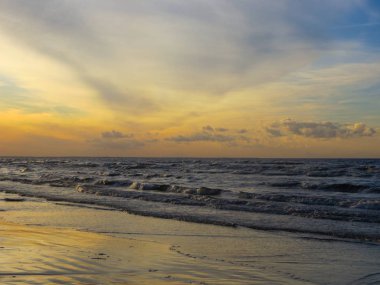 Batan güneşin ışınlarında Riga körfezi.