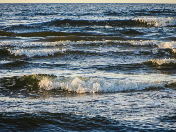 Riga Bay in den Strahlen der untergehenden Sonne. — Stockfoto