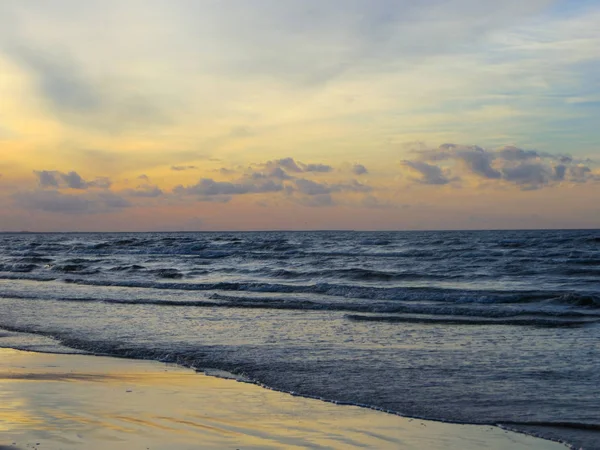 Riga baai in de stralen van de ondergaande zon. — Stockfoto