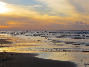 Batan güneşin ışınlarında Riga körfezi.