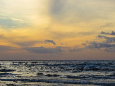 Batan güneşin ışınlarında Riga körfezi.