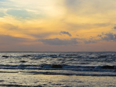 Batan güneşin ışınlarında Riga körfezi.