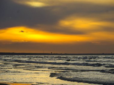 Batan güneşin ışınlarında Riga körfezi.