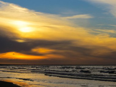 Batan güneşin ışınlarında Riga körfezi.