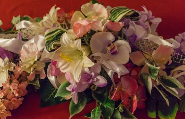 Yapay çiçekleri süslemek için güzel bir buket..