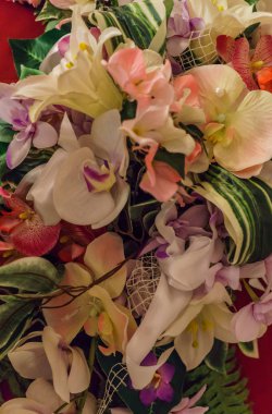 Yapay çiçekleri süslemek için güzel bir buket..