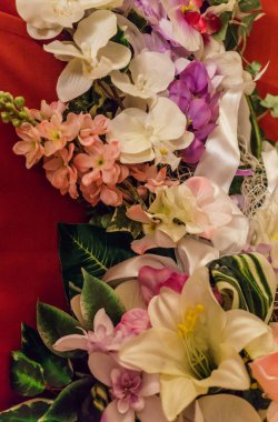 Yapay çiçekleri süslemek için güzel bir buket..