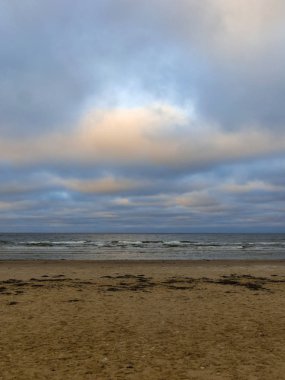 Jurmala 'daki Riga sahilinde dondurucu bir kış sabahı. Letonya 2018.